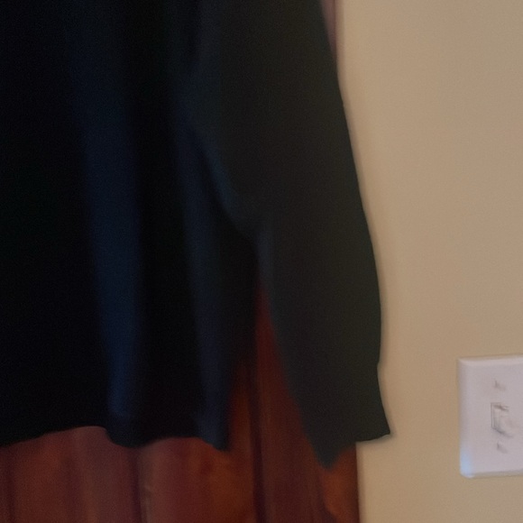 Beautiful sweater barely worn - Picture 3 of 3